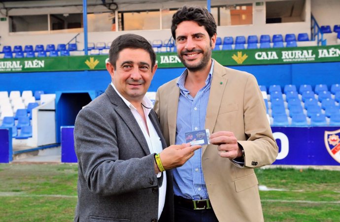 Francisco Reyes recoge su carné como socio del Linares Deportivo 