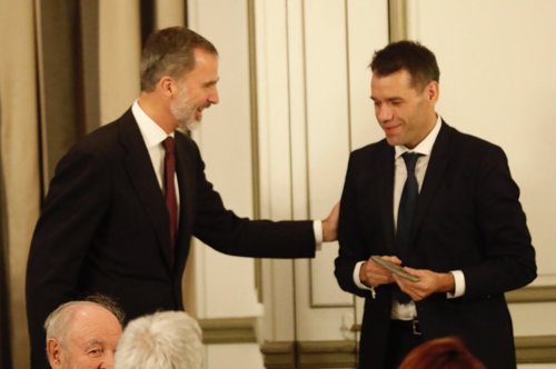 Felipe VI felicita al periodista Ruben Amón