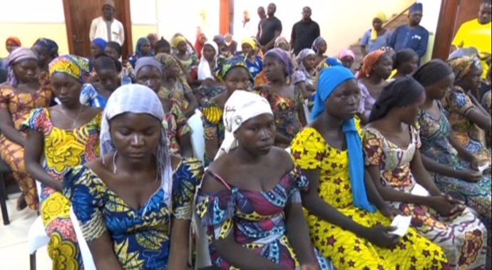 Algunas jóvenes secuestradas en Chibok tras ser rescatadas, Abuya (ARCHIVO)