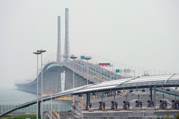 El Puente Hong Kong-Zhuhai-Macao tras el acto de inauguración