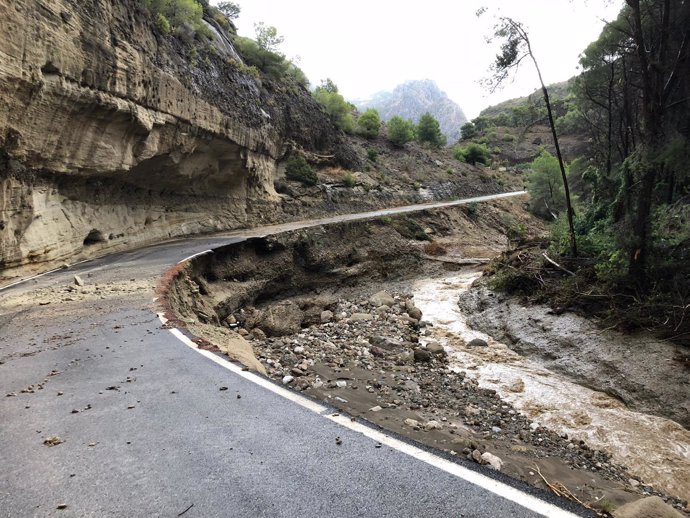 Carretera acceso caminito del rey afectada por las lluvias fuertes de octubre 18