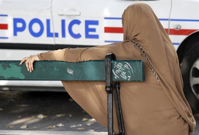 Mujer con niqab en Francia