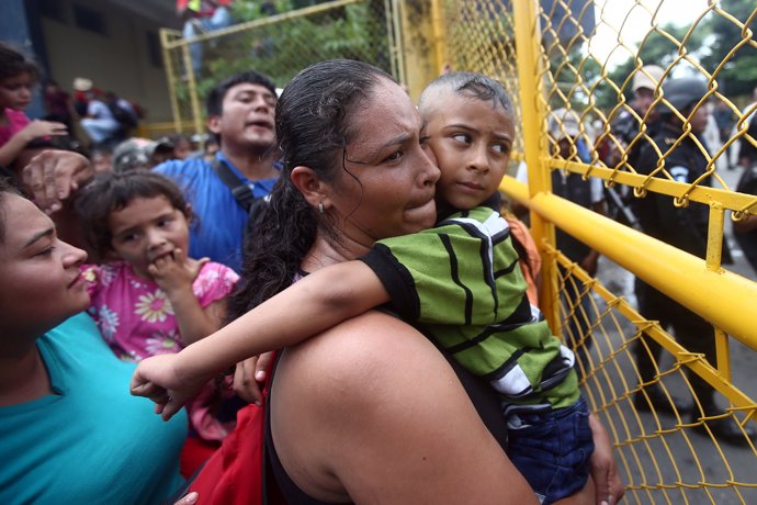 Una migrante hondureña junto a su hijo en la frontera entre Guatemala y México