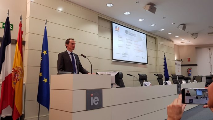Pedro Duque inaugura el seminario sobre IA en el IE Business School en Madrid