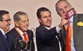 Foto: Peña Nieto, nuevamente troleado en la Cumbre de Negocios por hacerse un selfie con un móvil en el que se leía 'AMLOVE'