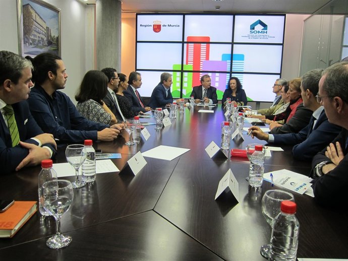 Imagen de la reunión del consejero con los agentes económicos y sociales