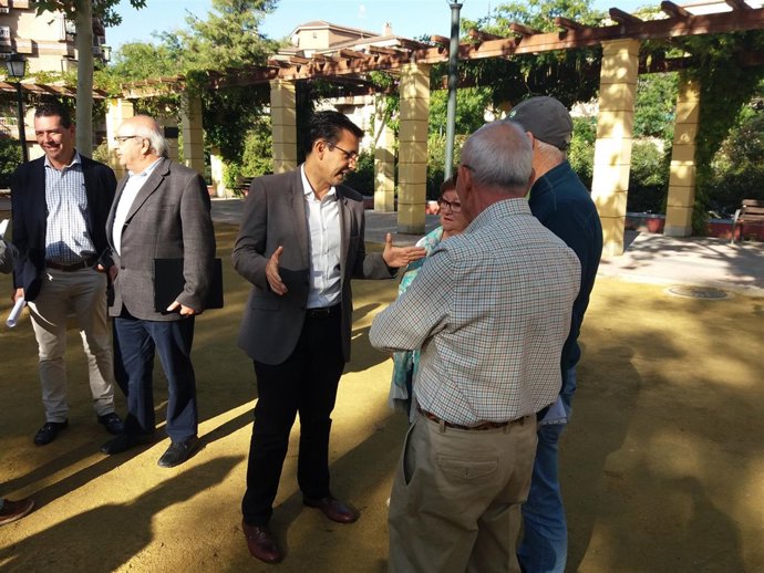 El alcalde, Francisco Cuenca, visita la plaza de la Concordia