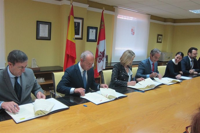 Del Olmo presiden la firma de acuerdos con la distribución                  