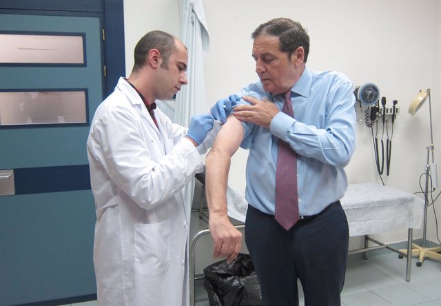 Sáez Aguado se vacuna frente a la gripe