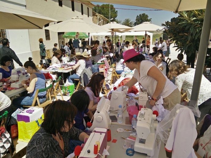 Imagen de archivo de evento solidario de costura
