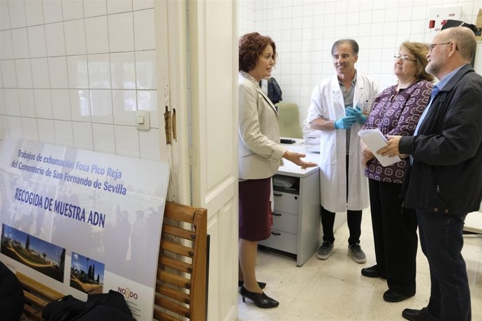 Adela Castaño visita el Laboratorio Municipal