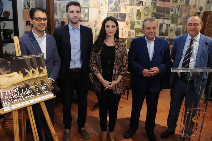 Gómez (centro) y Alcalde (segundo por la izda.) presentan el programa