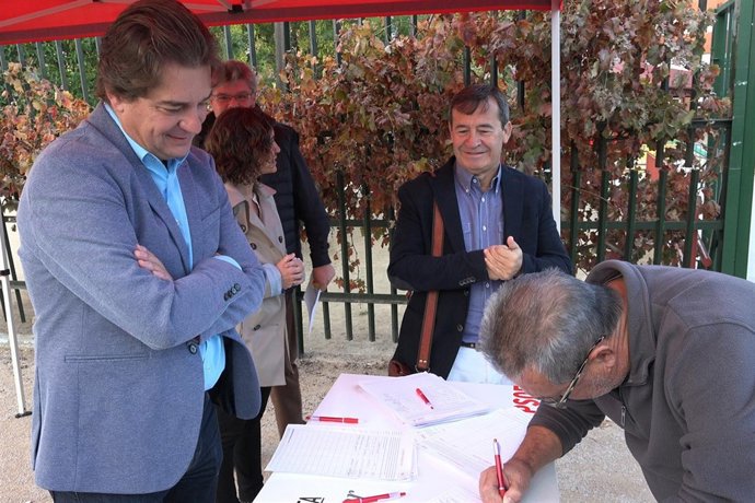 El alcalde Javier Ayala en la campaña de recogida de firmas