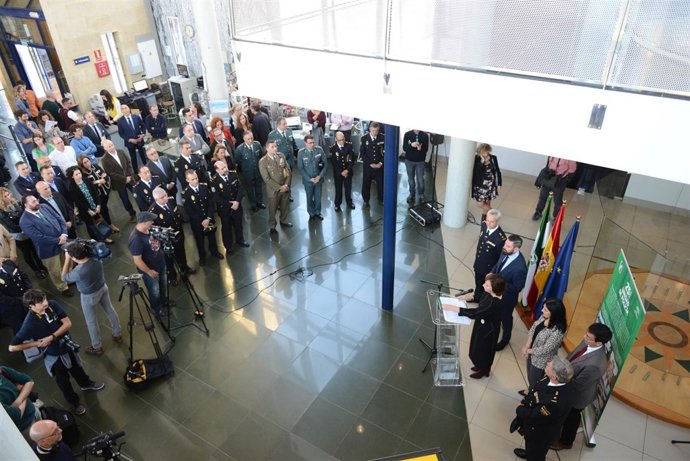 Apertura de una exposición sobre la Policía Autonómica