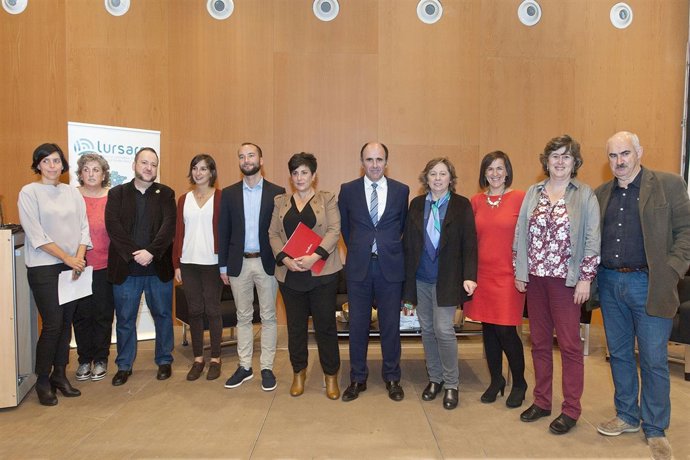 Responsables del Gobierno foral y participantes en la jornada