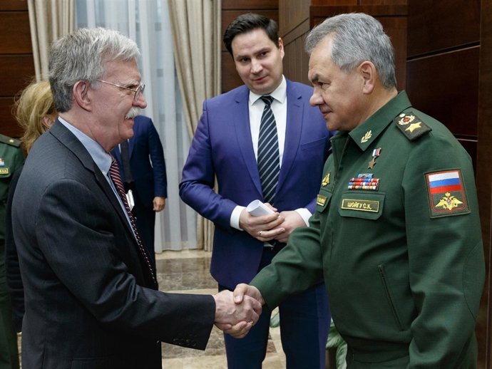 John Bolton y Sergei Shoigu 