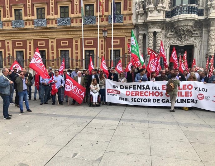 Concentración de rechazo a las gasolineras desatendidas