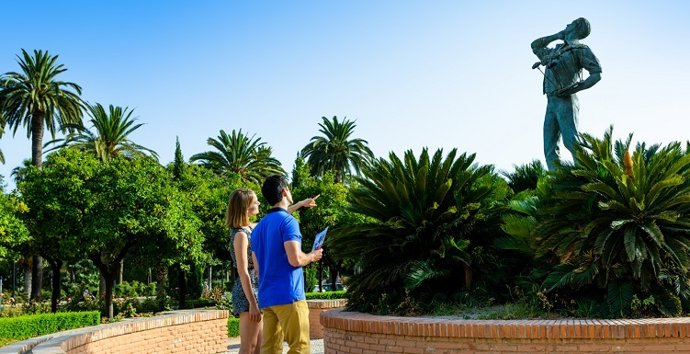 Extranjeros turistas visita viaje málaga costa del sol estatua ocio paseo verano