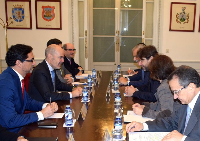 El secretario de Estado de Función Pública con la delegación italiana