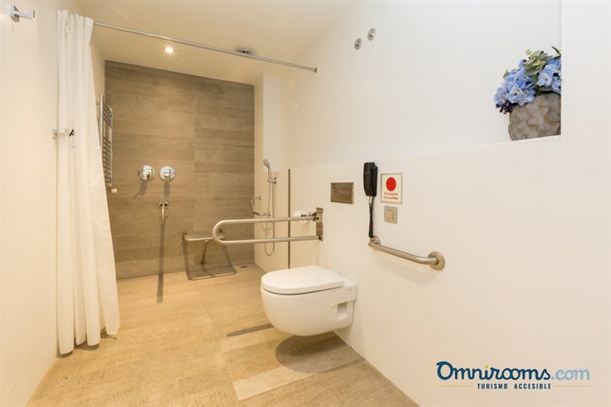 Baño accesible en una habitación de hotel