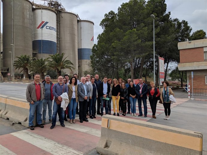 El comité de empresa de Cemex se reúne con el PSOE