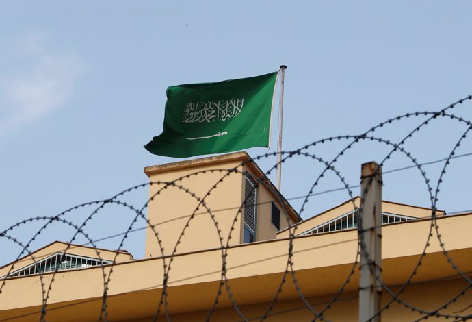 Bandera de Arabia Saudí en el consulado de Estambul