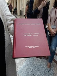 Cosidó (PP) defiende con su tesis en la mano que "está publicada" aunque matiza que no está en Internet