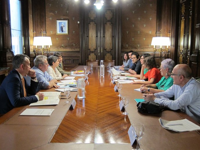 T.Cunillera, J.I.Sánchez Amor i representants de la PAH, l'APE i Desc