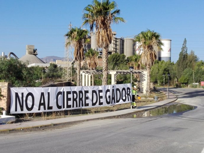 Pancarta a la entrada de la planta de la cementera en Gádor