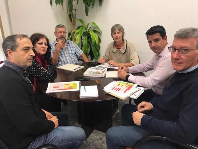 García (segundo por la dcha.) durante la reunión con 'CONviviendo'