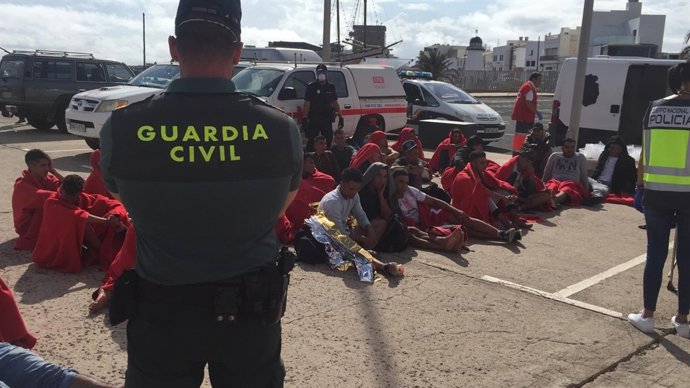 Inmigrantes custodiados por la Guardia Civil en Puerto Naos