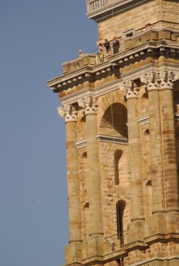 Turistas en la Torre Laboral de Gijón