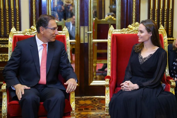 El presidente de Perú, Martín Vizcarra, y Angelina Jolie