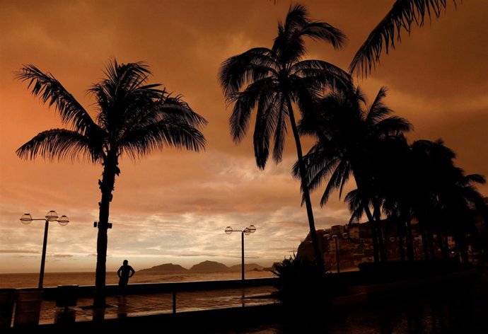 Paseo marítimo de Mazatlan, en México, mientras el huracán 'Willa' se acerca