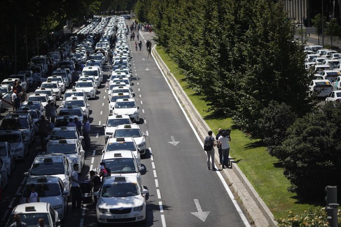 Taxistas se concentran en el Paseo de la Castellana de Madrid frente al Minister