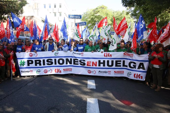 Representantes sindicales de prisiones encadenados frente al Ministerio del Inte