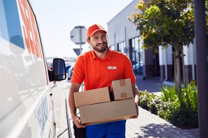 Repartidor ejerciendo su trabajo