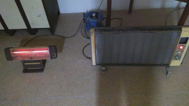Placas eléctricas para calentar la dependencia. 
