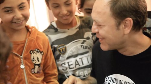 El músico Juan Valdivia junto a niños refugiados sirios