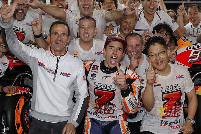 Alberto Puig celebra con Marc Márquez y el equipo el título de MotoGP en Motegi
