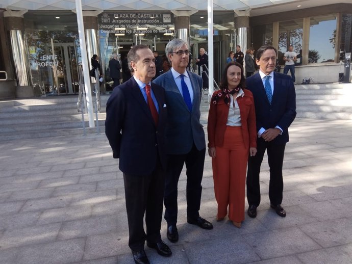 La consejera de Justicia y decanos de los Colegios de Abogados y Procuradores