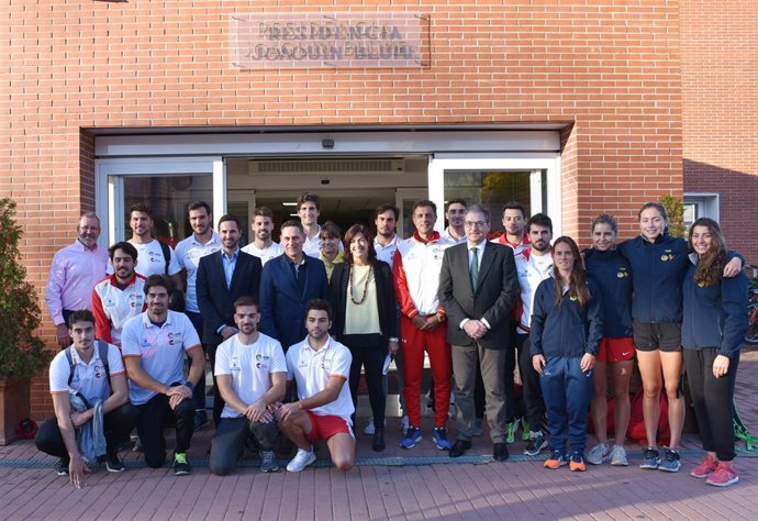 María José Rienda con los piragüistas concentrados en la Blume