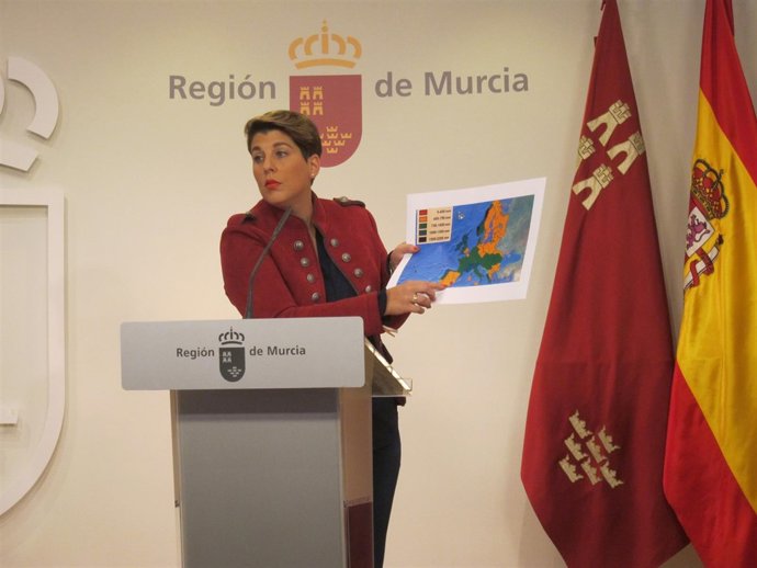 Noelia Arroyo, señala la cuenca del Segura en el mapa