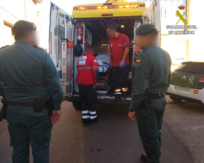 Una ambulancia tralada al anciano desaparecido 24-10-2018