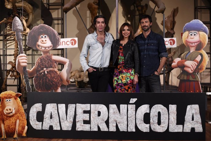 Mario Vaquerizo, Chenoa y Hugo Silva en el photocall de la película Cavernícola