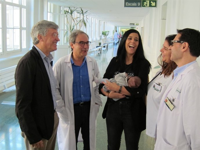  Els Ginecòlegs F.Fàbregues I F.Carmona Amb La Pacient I L'Equip