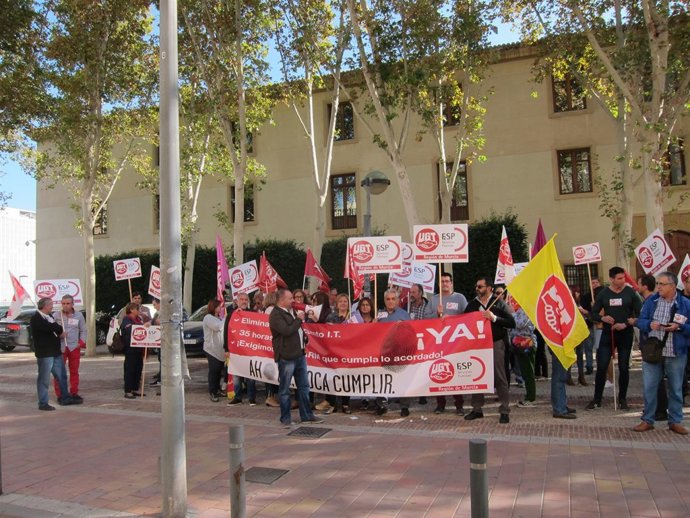Los empleados públicos, concentrados ante el Palacio de San Esteban