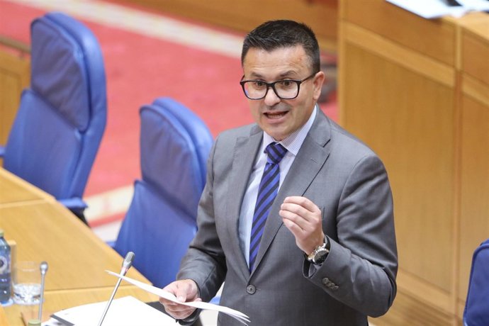 El conselleiro de Medio Rural, José González, en el pleno