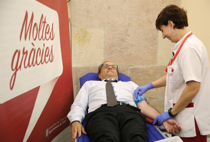 El pres. Quim Torra donant sang des del Parlament