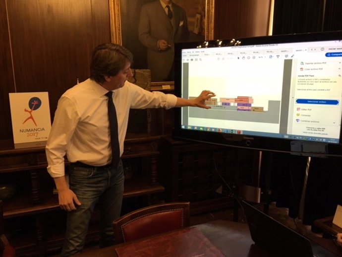 El alcalde, Carlos Martínez. 